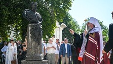 Думенко «освятив» бюст Мазепи на території Києво-Печерської лаври