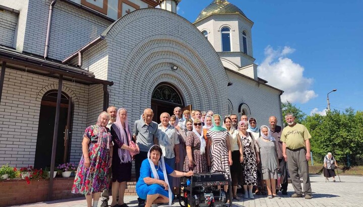 Прихожане храма в честь великомученика Георгия Победоносца УПЦ в поселке Ясногорка. Фото: Фавор