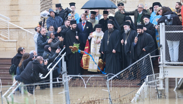 Єрусалимський патріарх Феофіл освячує води Йордану. Фото: Єрусалимська патріархія