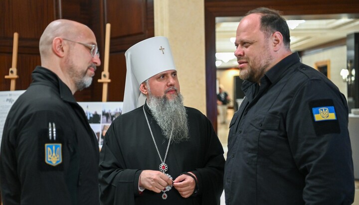Dumenko surrounded by politicians. Photo: OCU