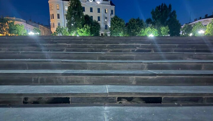 Сходи в Чернівцях, відремонтовані плитами, знятими з надгробків. Фото: Яна Брус