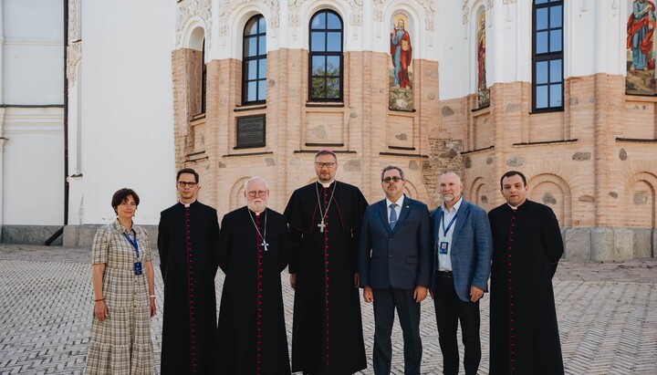 Η αντιπροσωπεία του Βατικανού κοντά στον Καθεδρικό Ναό της Κοιμήσεως της Λαύρας. Φωτογραφία: Εθνική Φυλακτή στο Φέισμπουκ