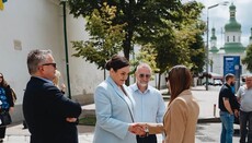Мінкульт та ОП організували екскурсію Лаврою для блогера зі США