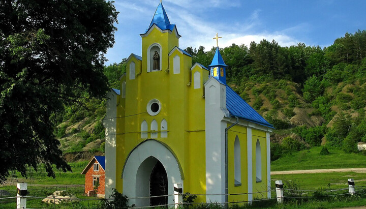 Костел у селі Верхняківці. Фото: Вікіпедія
