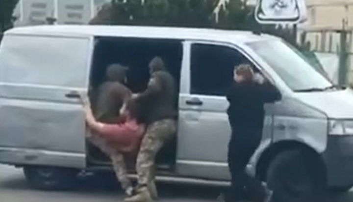 The abduction of a priest in Lutsk. Photo: Pervyi Kazatsky