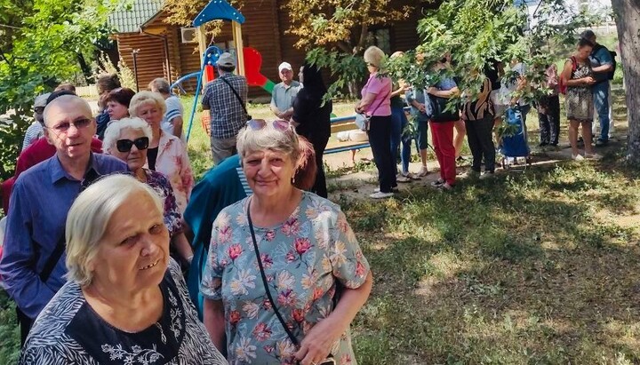Вимушені переселенці під час видачі гуманітарної допомоги Соціальним відділом УПЦ у Києві. Фото: УПЦ