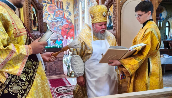 Metropolitan Mykolai performs the rite of consecration at the church in the village of Ivanivka. Photo: Kirovohrad Eparchy