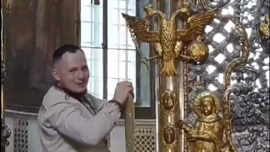 Активіст завісив двоголового орла на Царських воротах у Софії Київській. Фото: Facebook Гавриленка
