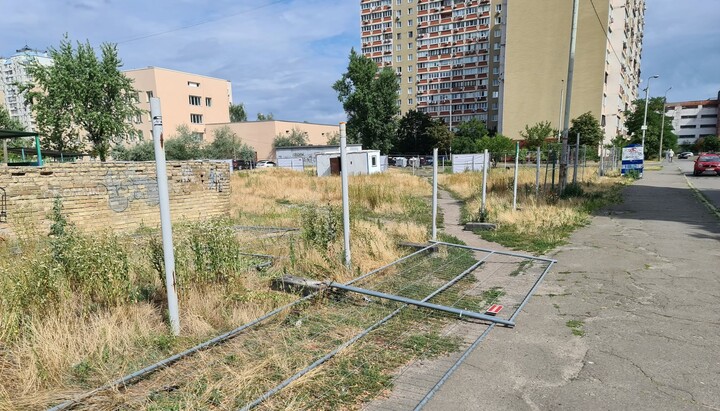 Пошкоджена огорожа на місці будівництва храму УГКЦ. Фото: сторінка парафії УГКЦ у Facebook