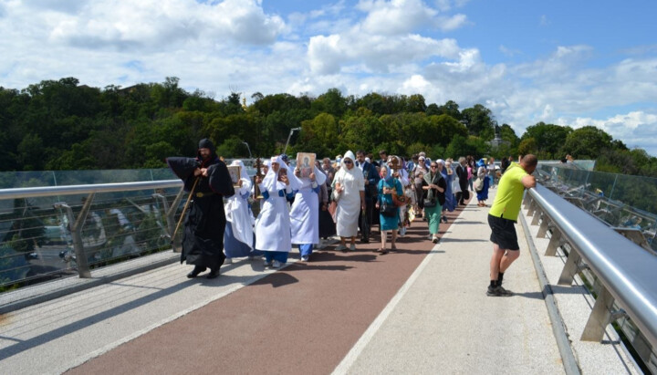 Віряни УПЦ звершили хресний хід до Володимирської гірки в Києві. Фото: Telegram-канал «Перший козацький»