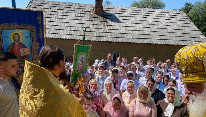 Віруючі гнаної громади УПЦ в селі Заболоття Чернівецької області. Фото: УПЦ
