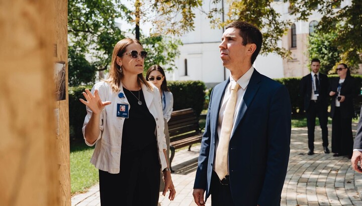 Ο αντιπρωθυπουργός της Μολδαβίας Μιχάι Πόπσοϊ κατά τη διάρκεια της ξενάγησης στη Λαύρα των Σπηλαίων του Κιέβου. Φωτογραφία: Facebook Εθνικό Αποθεματικό «Λαύρα των Σπηλαίων του Κιέβου».