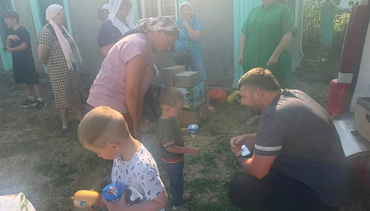 Dnipro believers distributing food and sweets to children of the Kherson region. Photo: Kherson Eparchy