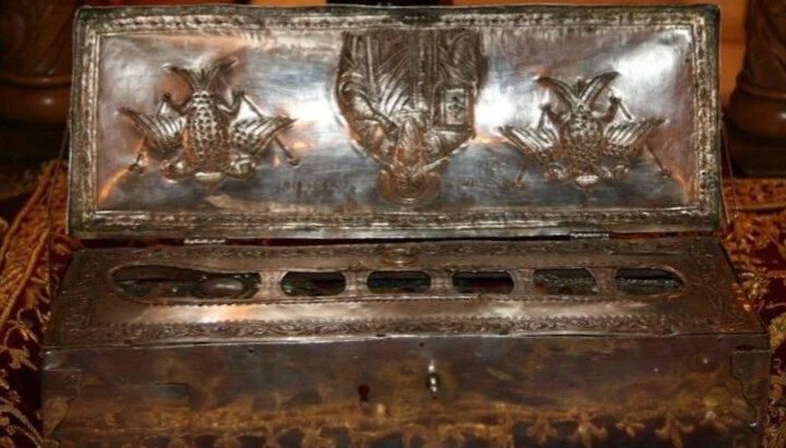 The silver reliquary with the right hand of St. Basil the Great. Photo source: leipsanothiki.com