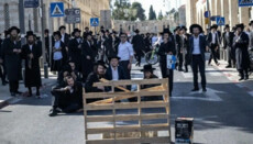Haredim block Jerusalem roads over military service law