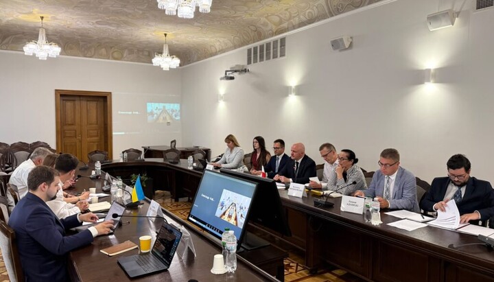 Засідання українсько-польської робочої групи з питань гідних поховань у Львові. Фото: Мінкульт України