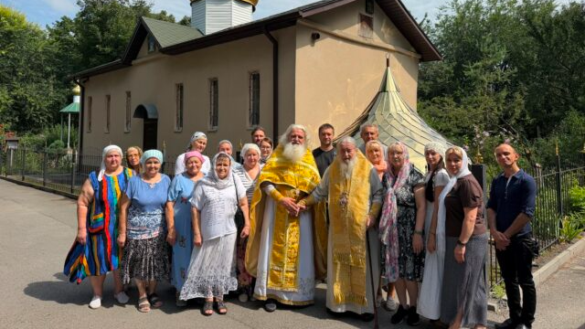 Митрополит Іриней освятив новий хрест і купол для храму в Дніпрі. Фото: Дніпропетровська єпархія