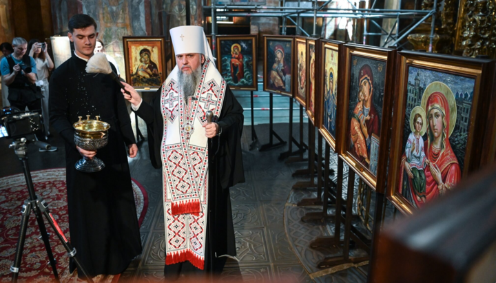 Думенко освятив ікони, покликані говорити світу про боротьбу України. Фото: ПЦУ