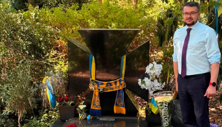 Олександр Алфьоров біля могили засновника ОУН Коновальця в Роттердамі. Фото: Фейсбук Алфьорова