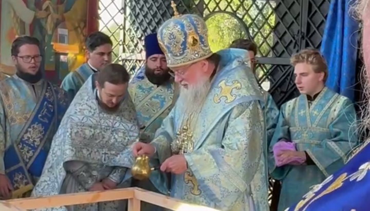 Metropolitan Meletiy consecrates the altar of the summer church in Ispas. Photo: UOJ