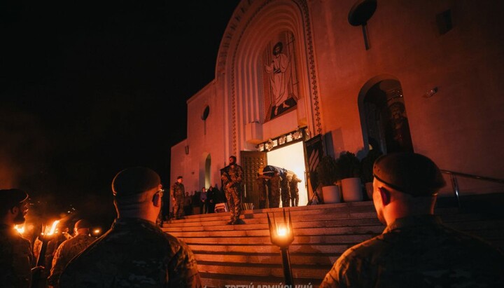 Бійці вишикували коридор зі смолоскипами на зустрічі праху Коновальця. Фото: Фейсбук ab3.army