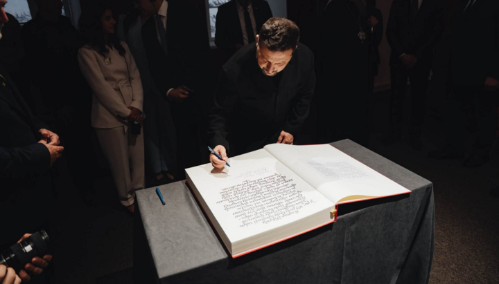 Зеленський поставив підпис у «Книзі хранителів і ктиторів Києво-Печерської лаври». Фото: Facebook заповідника «Києво-Печерська лавра»