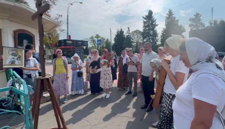 Faithful pray near the Kyiv-Pechersk Lavra on the anniversary of the UOC Primate’s enthronement. Photo: screenshot of Fortetsia Lavra Telegram channel