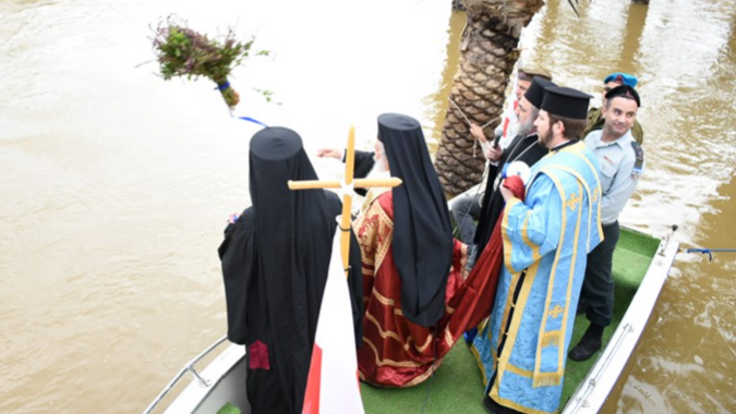 Єрусалимський патріарх Феофіл освячує води Йордану. Фото: Єрусалимський Патріархат