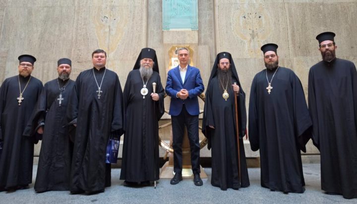 Rector of the Pochaiv Seminary meetimg with Metropolitan Arseniy of Sliven. Photo: Sliven Metropolis