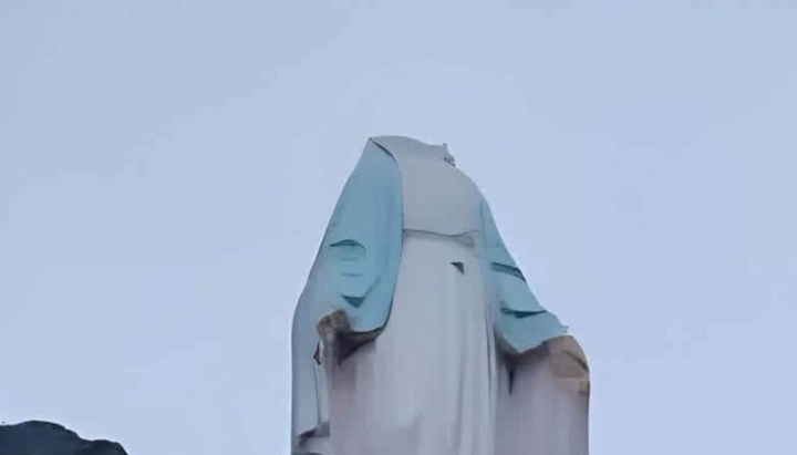 Вандали обезголовили статую Богородиці на острові Іск’я. Фото: NapoliToday