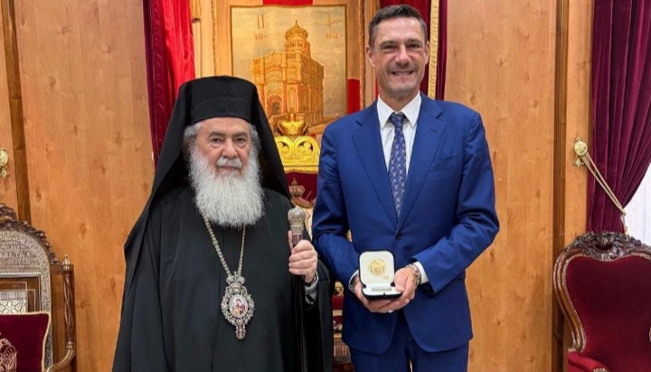 Ο Πατριάρχης Θεόφιλος και ο Αλεξάντερ Στούτσμαν. Φωτογραφία: jerusalem-patriarchate.info