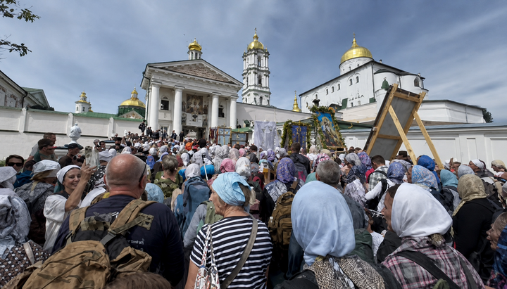 Вхід хресного ходу до Почаївської лаври. Фото: СПЖ