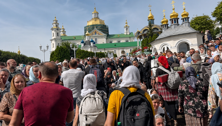 Вхід хресної ходи до Почаївської лаври. Фото: СПЖ