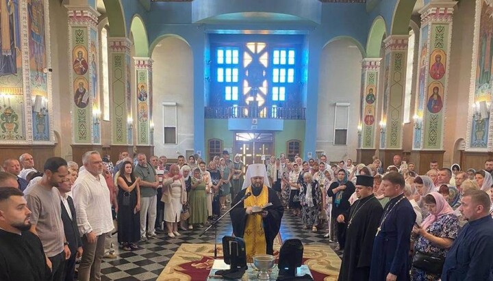 «Митрополит» ПЦУ у Рівному «освячує» ікону на бронеплиті. Фото: rivne1.tv