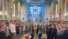 У Рівному «ієрарх» ПЦУ «освятив» ікони на бронеплитах для принца Британії
