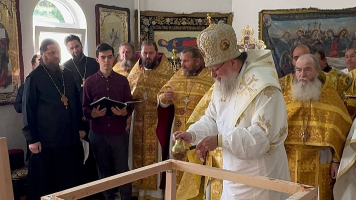 Митрополит Мелетій освячує вівтар нового храму в Бережонці. Фото: Facebook вірян Чернівецької єпархії