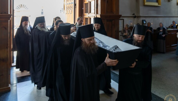 Братія лаври несе тіло вбитого ченця Варсонофія. Фото: Святогірська лавра