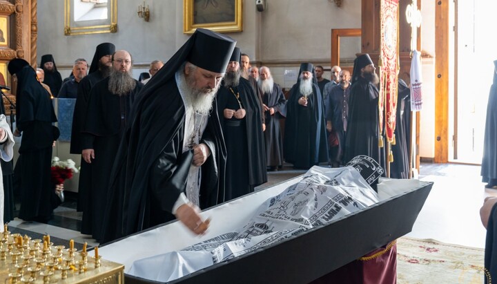 Прощання з убитим ченцем Варсонофієм. Фото: Святогірська лавра