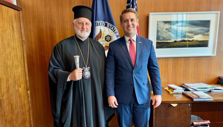 Архієпископ Елпідофор із представником Держдепу США. Фото: Vima Orthodoxias