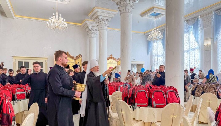 Митрополит Агафангел роздав дітям шкільні рюкзаки. Фото: Одеська єпархія