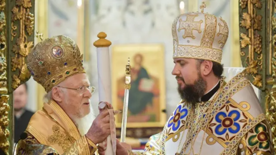 Патріарх Варфоломій вручає Томос Епіфанію Думенку. Фото: УНІАН
