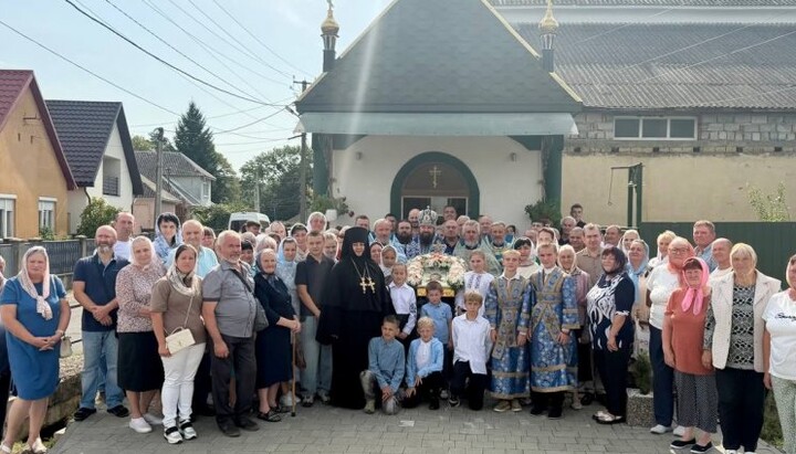 Парафіяни храму на честь Нерукотворного Спаса у Сваляві. Фото: Мукачівська єпархія