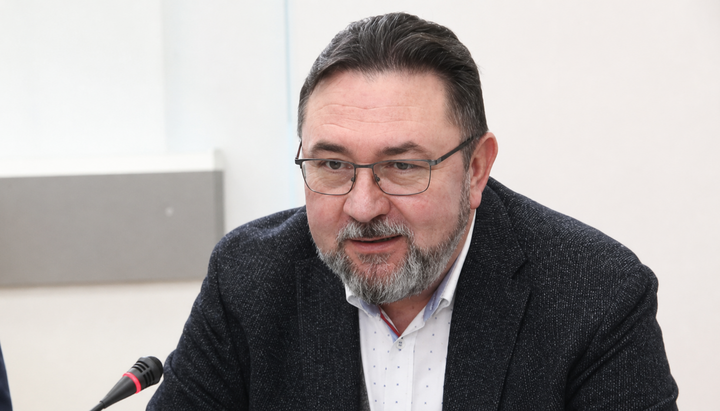 Η UOC αισθάνεται άνετα στο εξωτερικό, επειδή δεν υπάρχει νόμος που να την απαγορεύει, - βουλευτής