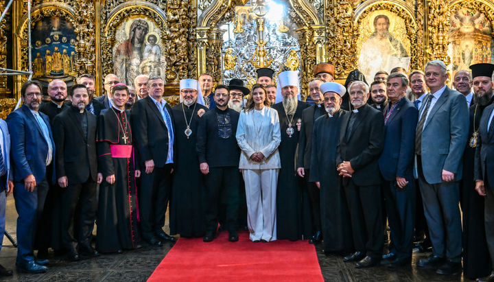 Зеленські з членами ВРЦіРО у Софії Київській. Фото: ВРЦіРО