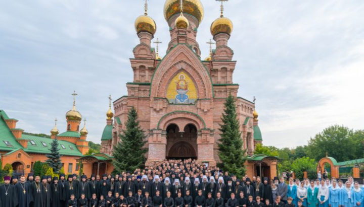 Блаженніший разом зі студентами духовних шкіл УПЦ. Фото: УПЦ
