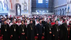 В новом соборе Бухареста тысячи молодых людей вместо прочитали «Отче наш»