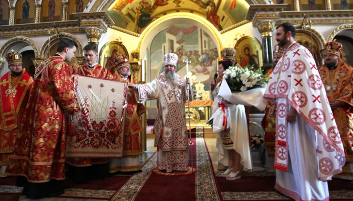 Думенко подарили панно «Золотой тризуб». Фото: ФБ «Парафія Успіння Пресвятої Богородиці ПЦУ - с.Червона Слобода»