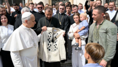 UGCC reps gift Pope with embroidered Ukrainian shirt