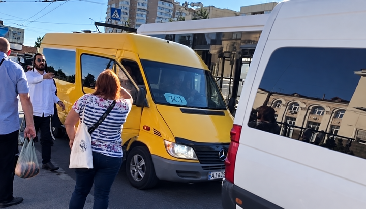 Хасиди сідають в автобус з написом "ЗСУ". Фото: відкриті джерела