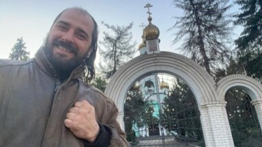 Ο Ονίστσενκο μπροστά στον ναό του Σεραφείμ του Σάρωφ στο Σλαβιάνσκ. Φωτογραφία: karachun.com